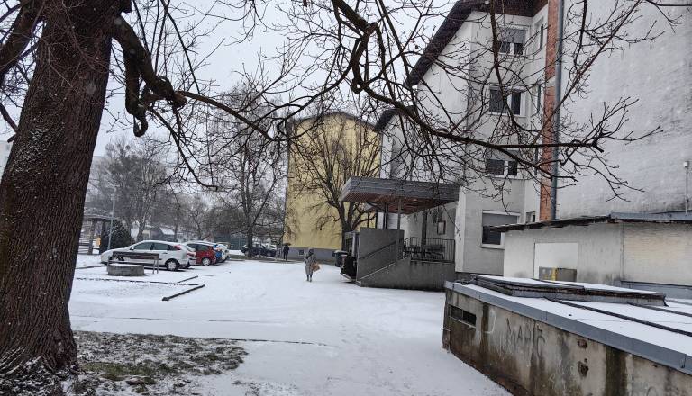 FOTO: Ledeno mrzlo jutro in sneg povzročata težave, v Murski Soboti velika nevarnost padcev