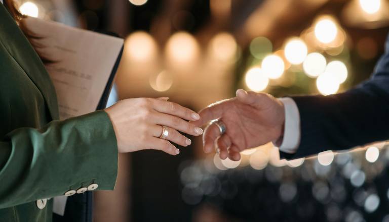 Bonton: Do kdaj je še primerno, da voščimo za novo leto ali božič?