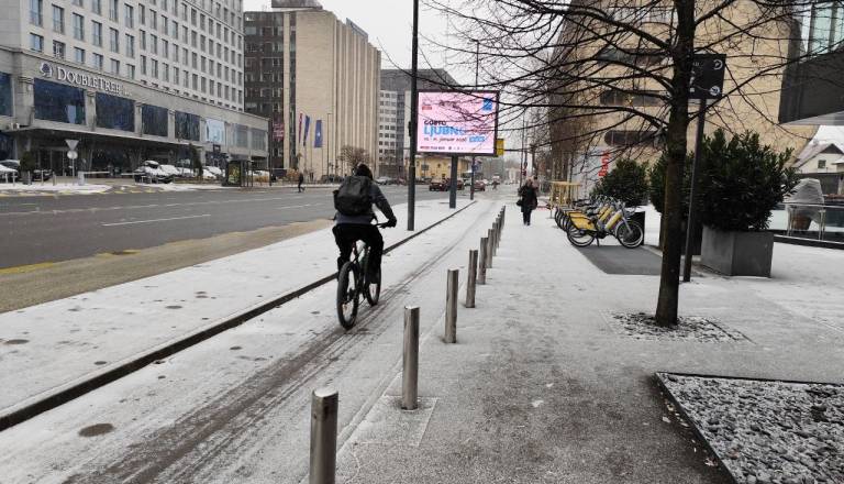 Zakaj KPL ob minusu ne soli pločnikov in kolesarskih stez? Logika zimske službe, ki buri duhove Ljubljančanov