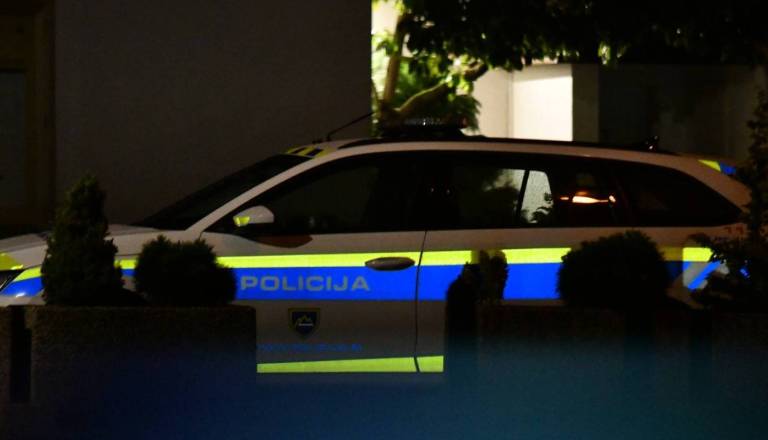 Bizaren incident sredi noči: Mladenič razbijal vrata hotela, vdrl noter in končal pri bazenu