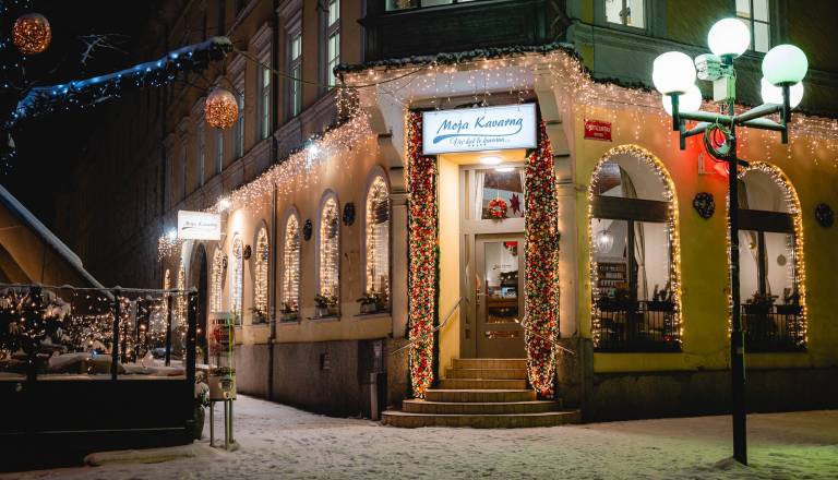 Praznična zgodba, ki je prepričala bralce: Moja kavarna z Naj izložbo