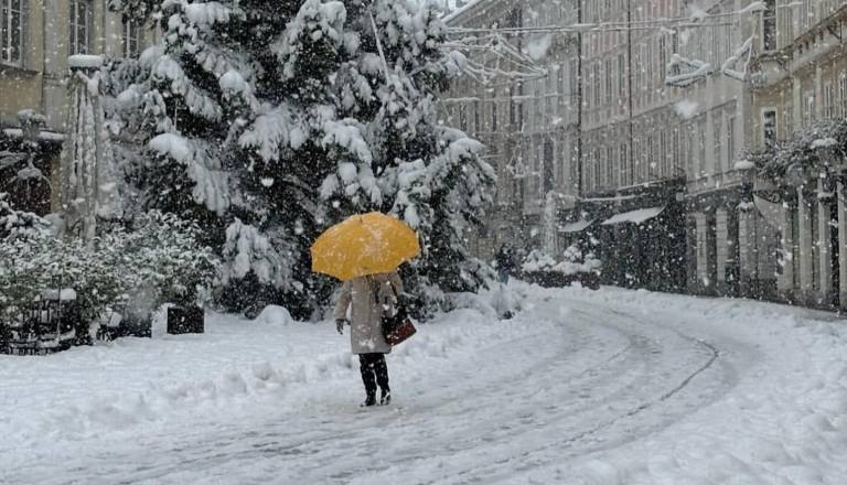 V Ljubljani sneži že dva dni! KPL poziva občane, naj pridejo po sol za posipanje pločnikov in cest