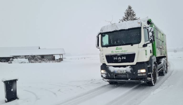 Snaga opozarja: zaradi snega lahko danes v Mariboru zamujajo odvozi odpadko