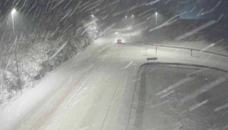 Na Dolenjskem se sneženje povečuje, zaradi vremenskih razmer po državi zastoji
