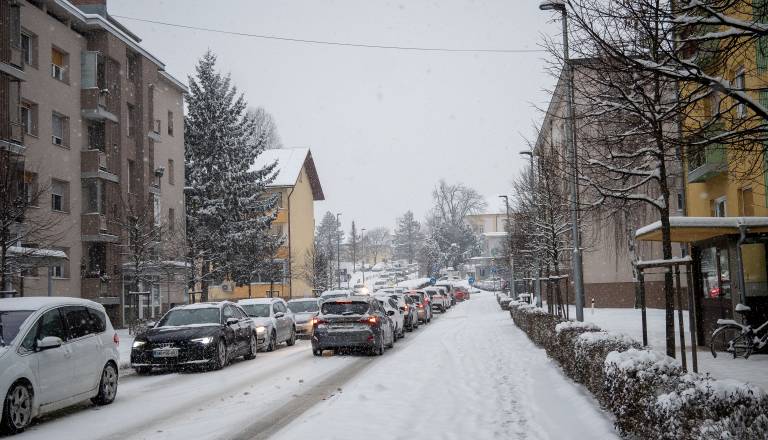 FOTO in VIDEO: Obilno sneženje povzroča težave, takšno je stanje na Ptuju