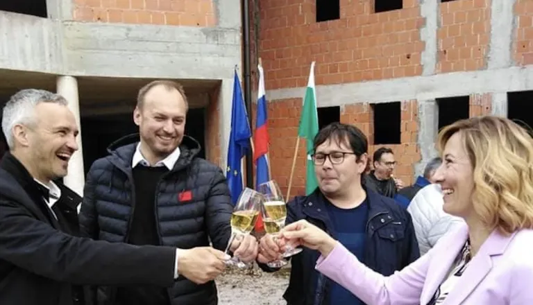 Dom za starejše na Dolenjskem kljub obljubam ne bo dokončan: »To ni le prelom politične besede, temveč tudi prelom odgovornosti do starejših občanov«