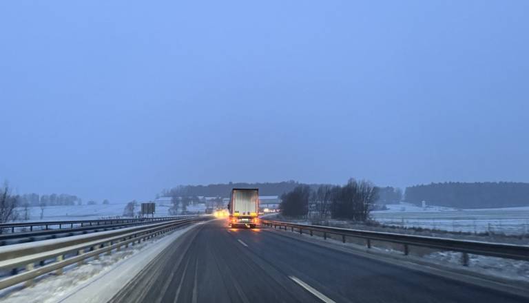 Praznik svetih treh kraljev prinaša več prometa in zahtevne zimske razmere