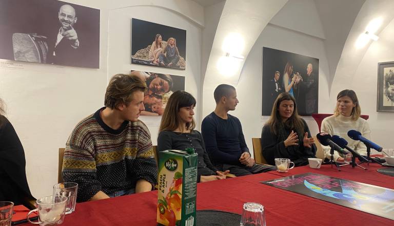 Na odru ptujskega gledališča vedno aktualna Bratovščine Sinjega galeba: »Tudi v virtualnem svetu so otroci pogosto prepuščeni sami sebi«