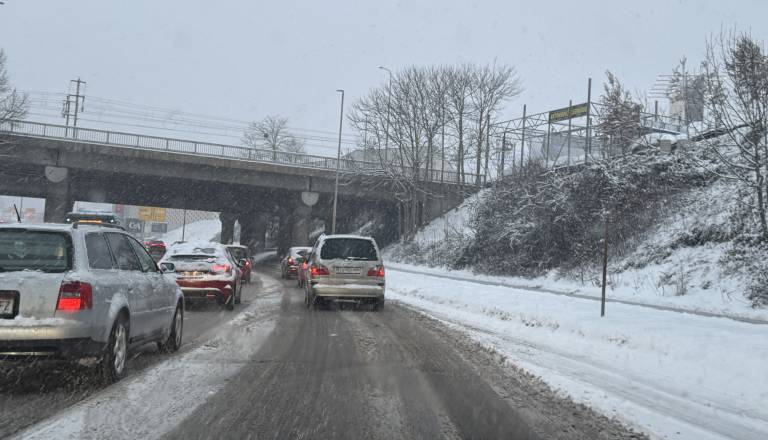 FOTO in VIDEO: Bodite previdni! Sneg se oprijema cestišča, takšno je stanje v Mariboru