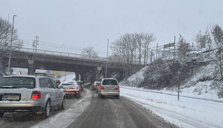 Zaradi zdrsov tovornjakov zaprta avtocesta, težave tudi na podravski in štajerski avtocesti