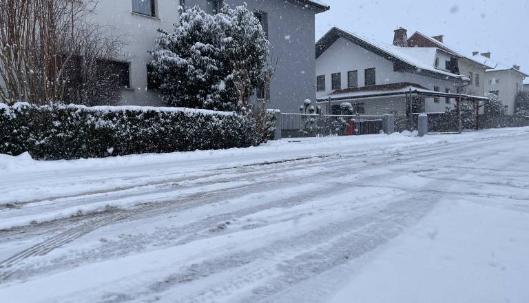 FOTO: Obilno sneženje povzroča težave, nesreča v Murski Soboti, avto na strehi in neprevozne ceste