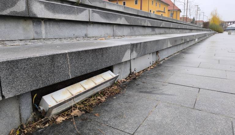 FOTO: Razsvetljava na prenovljenem Lentu razpada, potrebna bo kompletna obnova