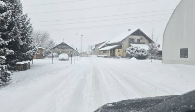 Pozor! Zaradi sneženja na Dolenjskem že 17 prometnih nesreč