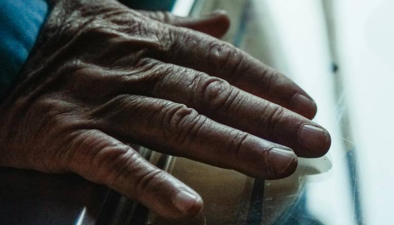 Nenadna smrt starejše osebe v Pomurju, zakaj je posredovala policija?