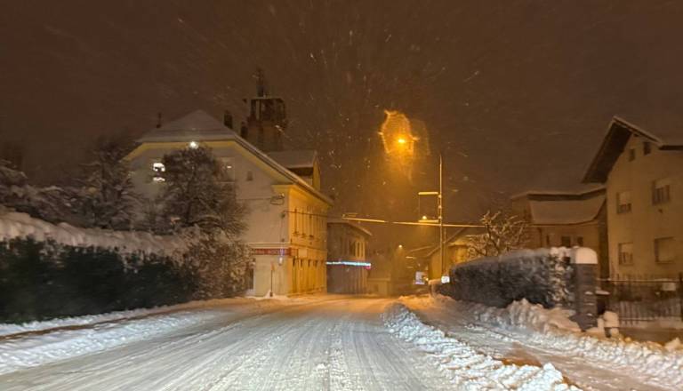 FOTO in VIDEO: Popoldne na Dolenjskem v znamenju spolzkih vozišč, slabega pluženja in jeznih voznikov