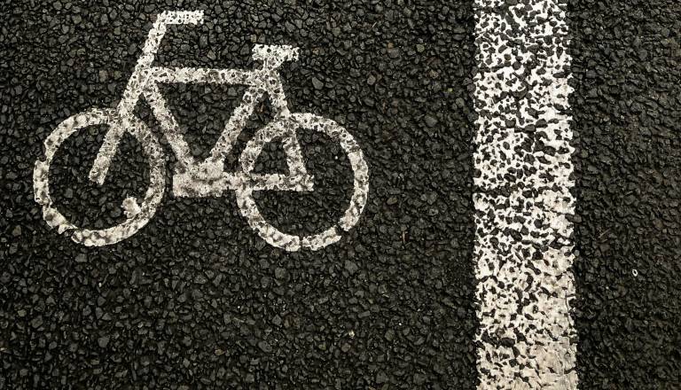 Brez kolesarskega pasu ob Ljubljanici, občina obljublja ureditev