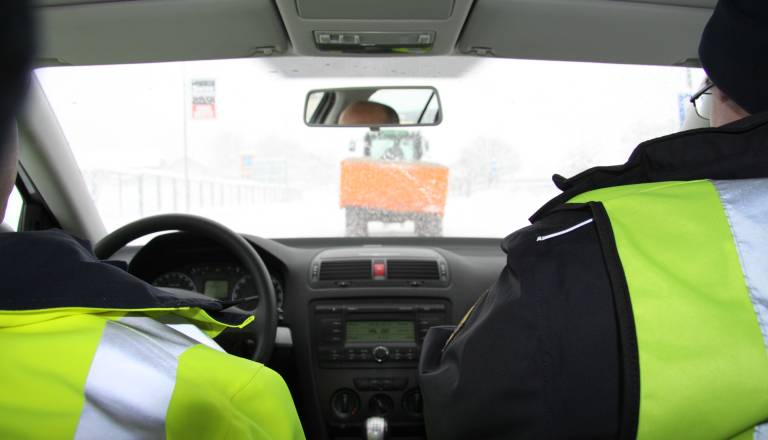 Divjanje na štajerski avtocesti: Voznik začetnik v zimskih razmerah kar 171 kilometrov na uro