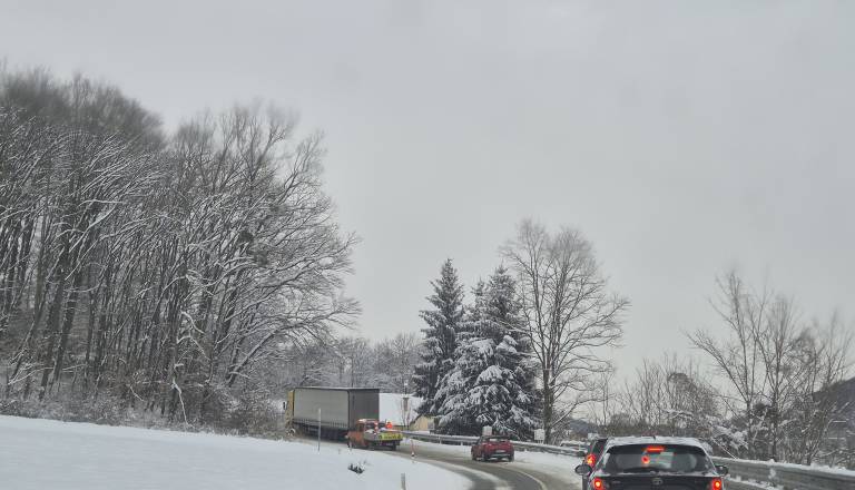 FOTO in VIDEO: Zastoj na cesti Mihalovci–Libanja, tovornjak obtičal