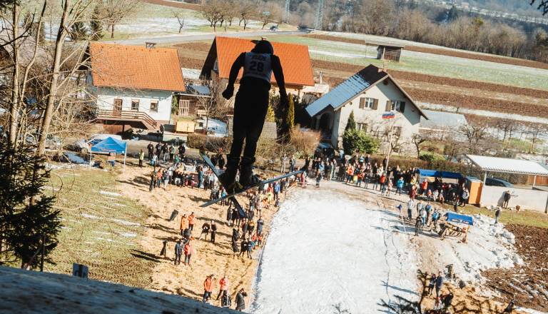 Podbrezje imajo svojo Planico: Zimski spektakel na 35-metrski velikanki