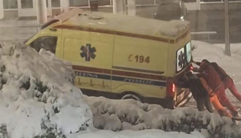 Reševalno vozilo obtičalo v snegu pred bolnišnico