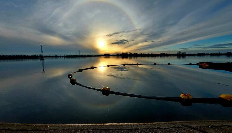 Nad Ptujskim jezerom sončev halo in njegov odsev ustvarita optično iluzijo kroga