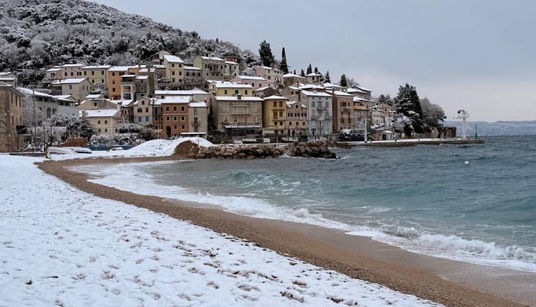 Močan zimski val ohromil Hrvaško, sneg tudi ob Jadranu 