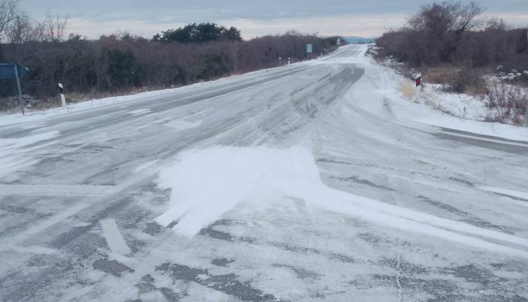 VIDEO: Zima ukleščila Krk in preštevilne zasačila brez zimske opreme