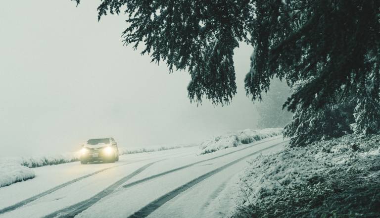 Zimska oprema ni zagotovilo za varnost. Kako voziti v zimskih razmerah? 