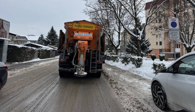 Občani razburjeni zaradi pluženja. Župan: Grožnje in žalitve so nedopustne