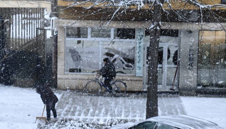 Mestni inšpektorat opozarja: Prepovedano metanje snega na vozišča in pločnike
