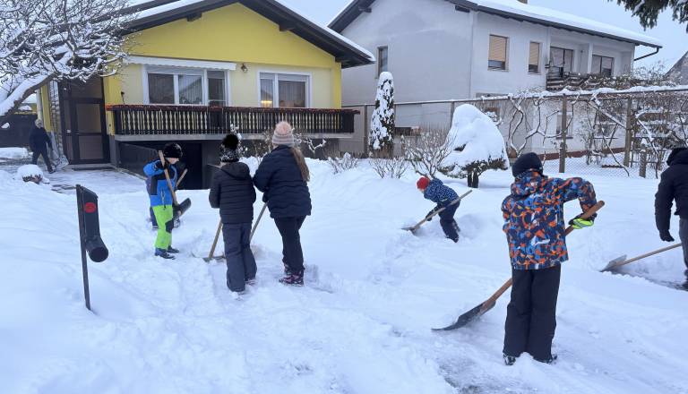 FOTO: V snežnih razmerah stopili skupaj, mladi gasilci pomagajo občanom v Dornavi