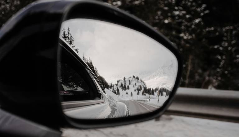 Zimska oprema ni zagotovilo za varnost, kako voziti v zimskih razmerah? 