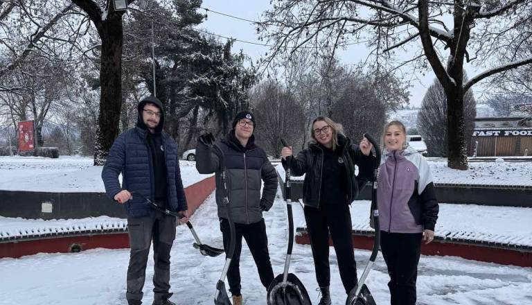 Srčna gesta! Mariborski študenti na pomoč starejšim in invalidom pri odstranjevanju snega