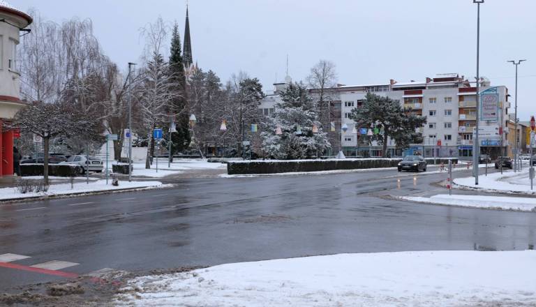 Zasnežene ceste terjale davek, v Pomurju sedem lažje poškodovanih