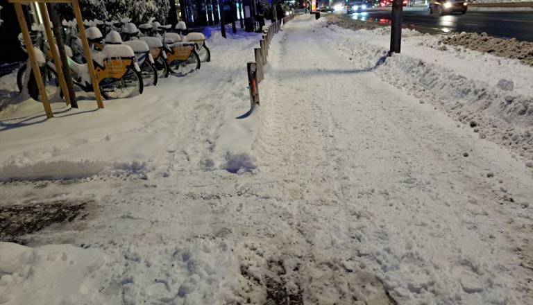 Sneženje se je umirilo, na Primorskem še vedno težave zaradi močne burje