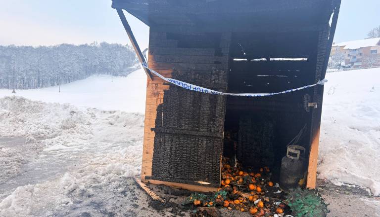 FOTO: Ponoči zagorela lopa v Lenartu, škode za 1500 evrov