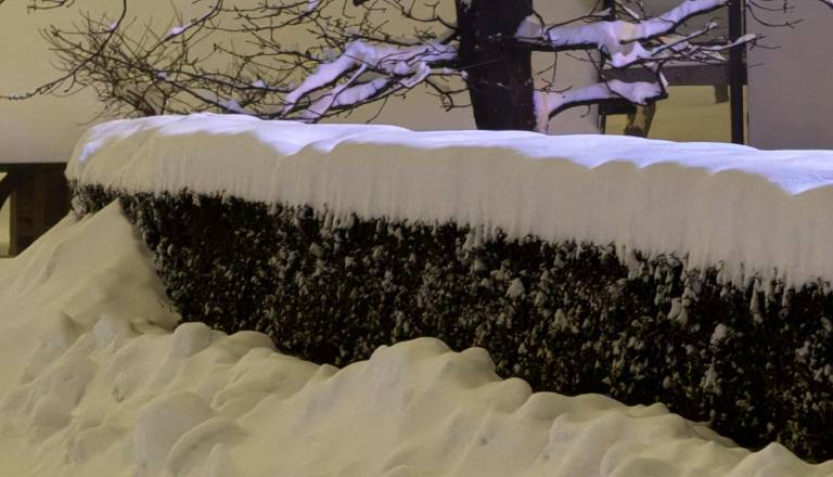 Pretresljivo: med kidanjem snega pred hišo naletel na mrtvega moškega