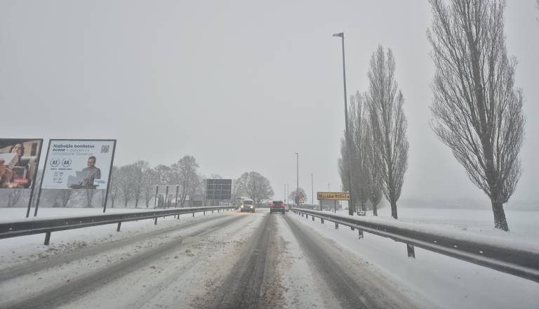 Pomurske občine za posipavanje in pluženje cest plačajo tudi štiri tisočake na dan, toliko soli so porabile v prvih dneh januarja