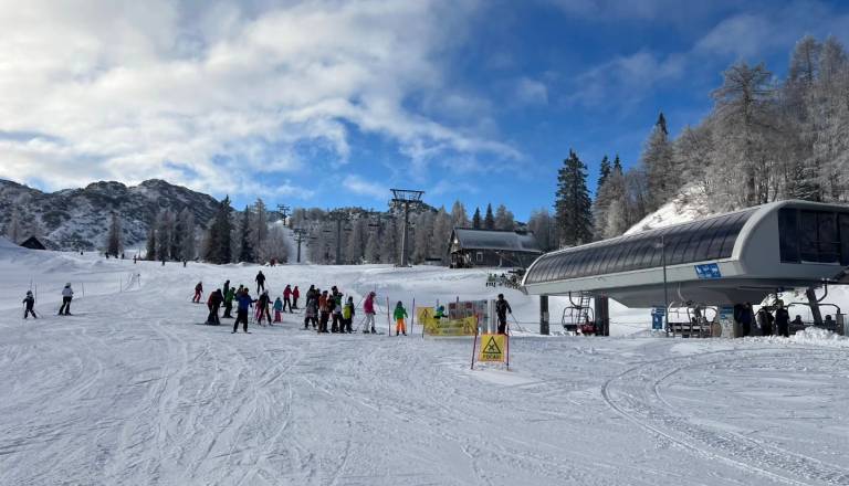 Parkirni kaos zaradi smučišča: Redarji opozarjajo, da kazen znaša 200 evrov