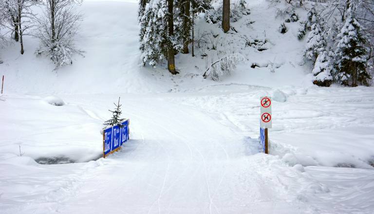 Smučarska nesreča na Pohorju: Vozil po zaprtem delu smučišča, poškodovanega s helikopterjem prepeljali v bolnišnico