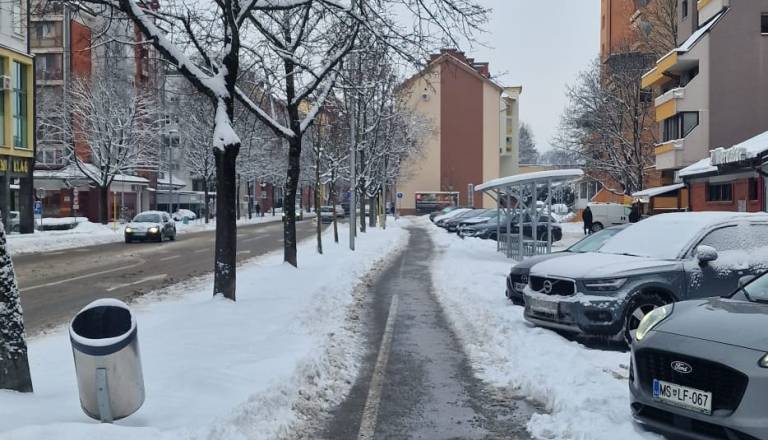 Stanovalci Lendavske ulice nezadovoljni zaradi zimske službe: »Prejšnja leta so prišli splužit vsaj dvakrat«