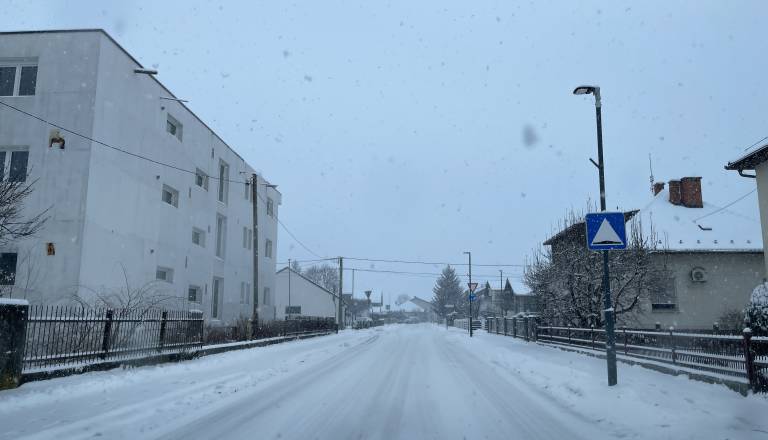 V trgovinah po Pomurju povsem zmanjkalo soli za posip. Kdaj bo spet na zalogi?