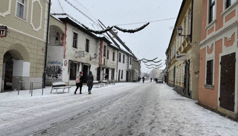 V UKC Maribor v dveh dneh obravnavali več kot 100 poškodb zaradi snega in ledu