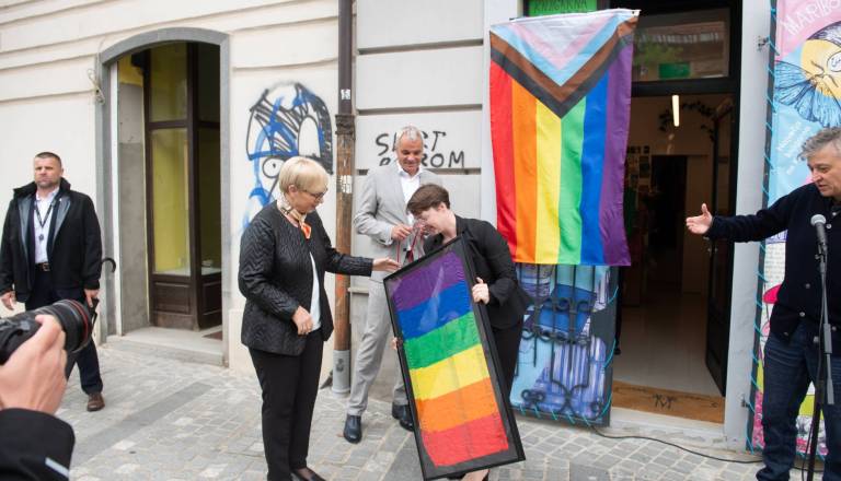 Ogorčenje v Mariborki: Zaradi Šutarjevega zakona kradljivec mavrične zastave ne bo niti obravnavan