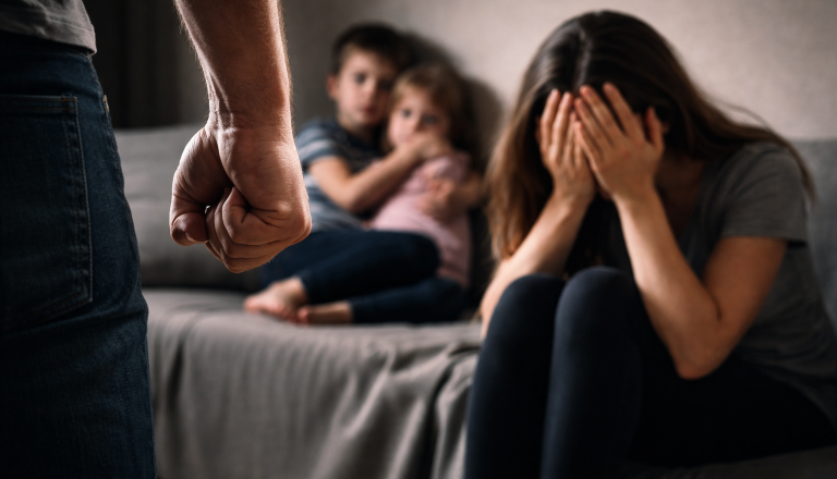 Groza v družini: moški pred otroki razbijal in pretepal partnerko