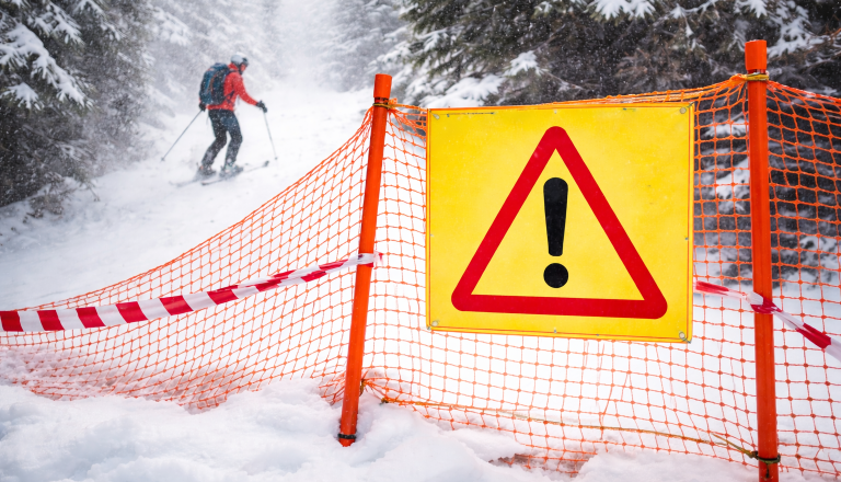 Huda nesreča na slovenskem smučišču, poškodovanca s helikopterjem prepeljali v bolnišnico