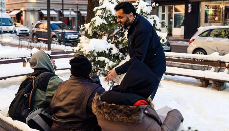 FOTO in VIDEO: Muslimanska skupnost Ahmadija razdelila darila brezdomcem v Ljubljani