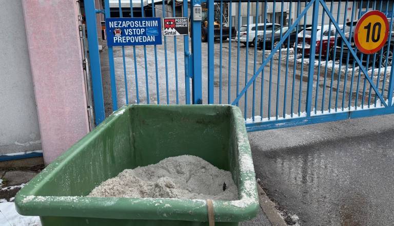 Sol kot zlato? V Bresternici ukradli večjo količino soli za posip cest