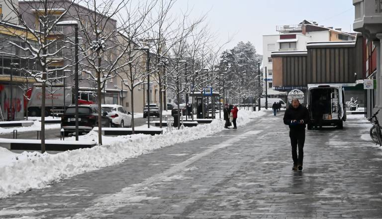 Izredno obvestilo! Gibanje na prostem omejite na nujne opravke