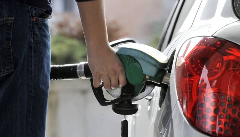 Od torka nove cene goriv: Se obeta se rahla podražitev bencina?